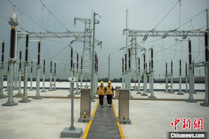 工作人員正在綿竹牽引變電所內(nèi)巡查設(shè)備受電運(yùn)行情況。　劉忠俊 攝