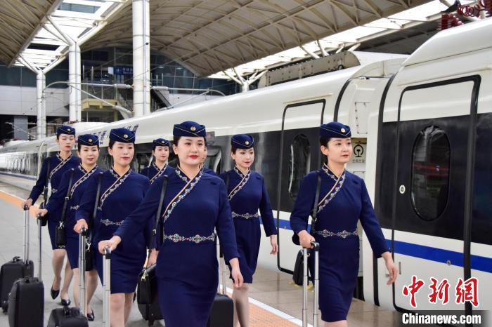 圖為青藏鐵路西格段“復(fù)興號(hào)”動(dòng)車組乘務(wù)員新制服亮相?！|科力加 攝