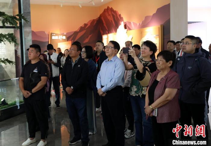 圖為臺(tái)商參訪祁連山國(guó)家公園生態(tài)科普館?！⊙Φ?攝