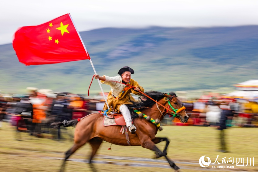 馬術(shù)表演現(xiàn)場(chǎng)。洛絨尼瑪攝