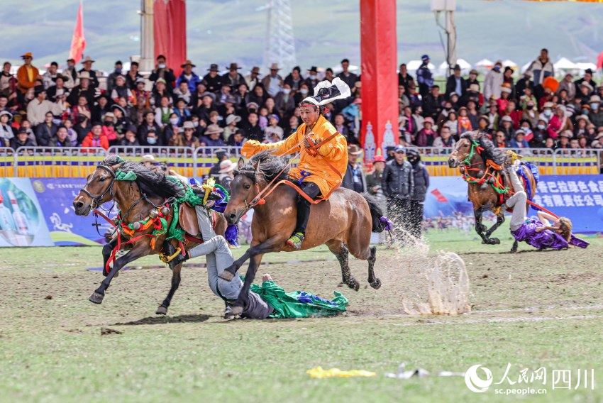 馬術(shù)表演現(xiàn)場(chǎng)。洛絨尼瑪攝
