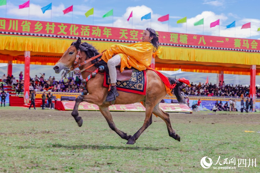 馬術(shù)表演現(xiàn)場(chǎng)。洛絨尼瑪攝