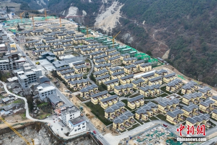 圖為2月1日，瀘定磨西鎮(zhèn)震后重建的安置小區(qū)。(無(wú)人機(jī)照片)<a target='_blank' href='/'><p  align=