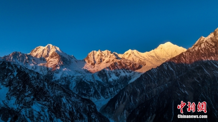 圖為2月1日，清晨陽光照在貢嘎雪山上，出現(xiàn)“日照金山”景觀。(無人機(jī)照片)<a target='_blank' href='/'><p  align=