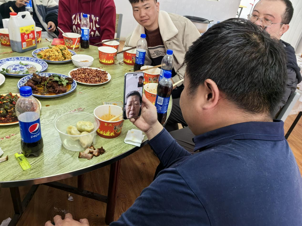 王玉琦與家人視頻。王元明攝