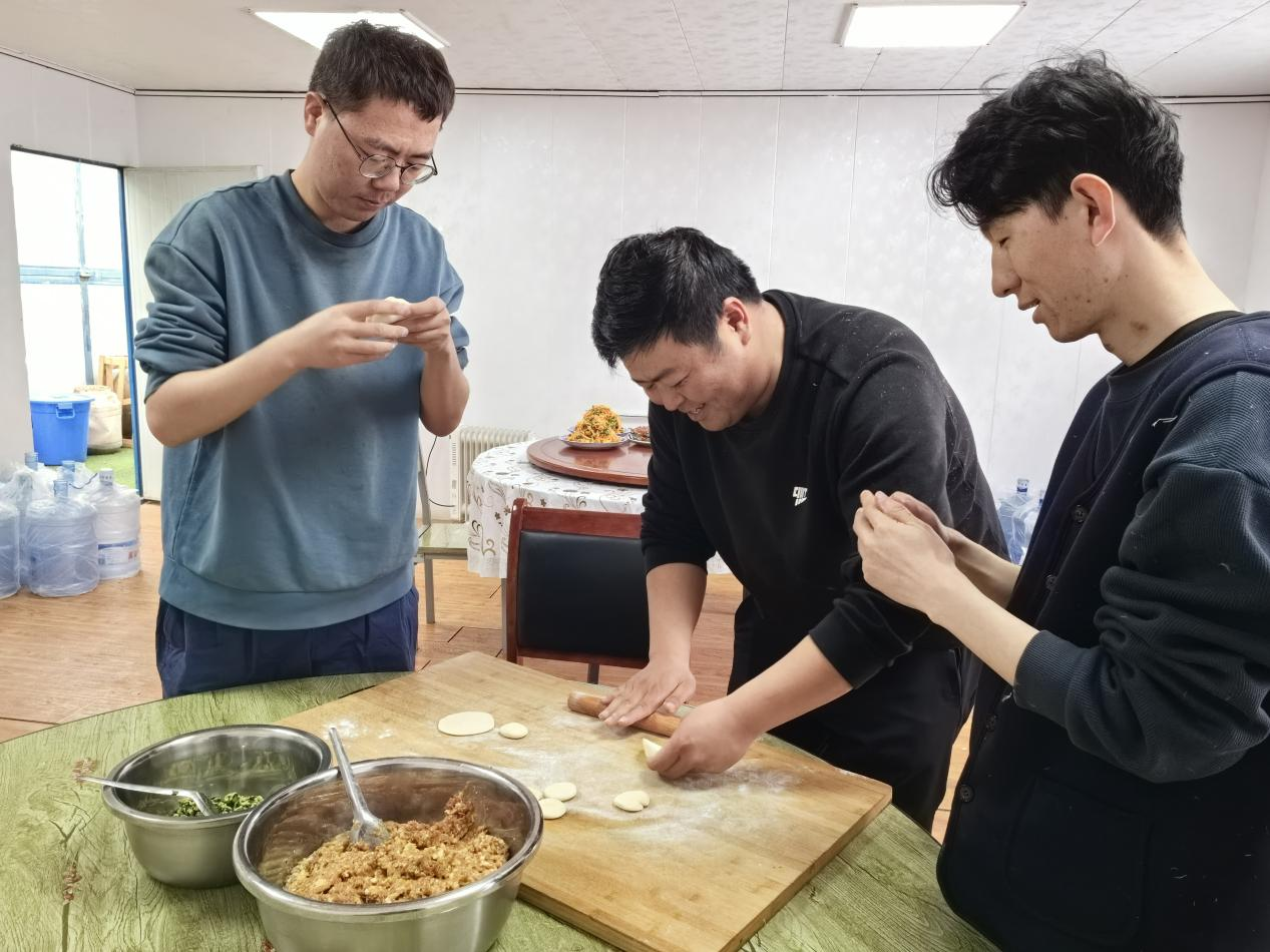 項(xiàng)目部里包餃子。王元明攝