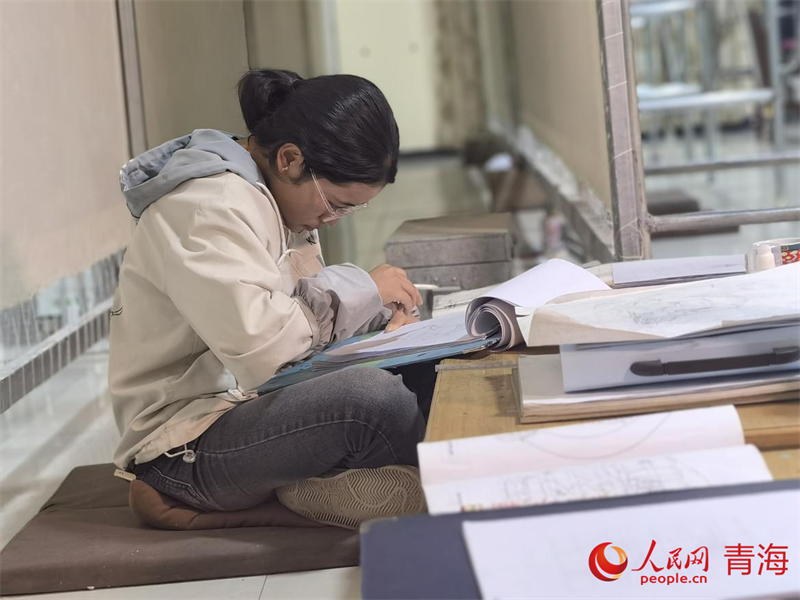 正在學習畫底稿的尕讓旺姆。人民網(wǎng) 陳明菊攝