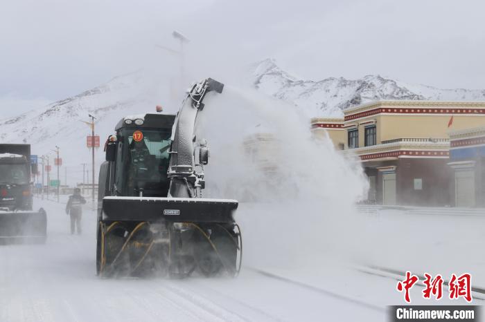 圖為該支隊官兵正在清理路面積雪?！《崦刺?攝