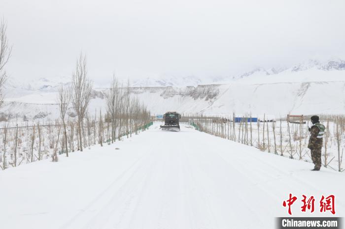 圖為救援官兵正在緊急清理路面積雪?！《崦刺?攝