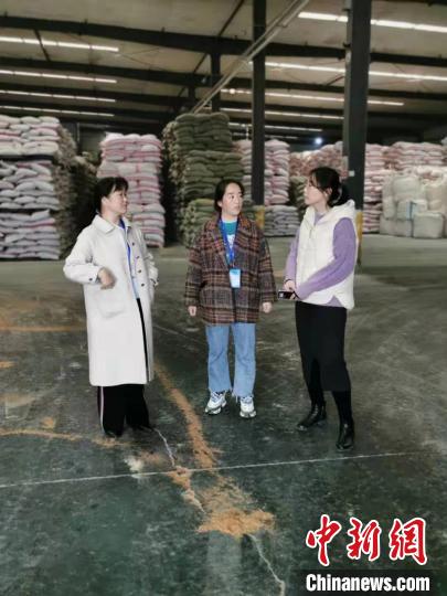圖為次仁措姆(中)正在開展街道工作。<a target='_blank' ><p  align=