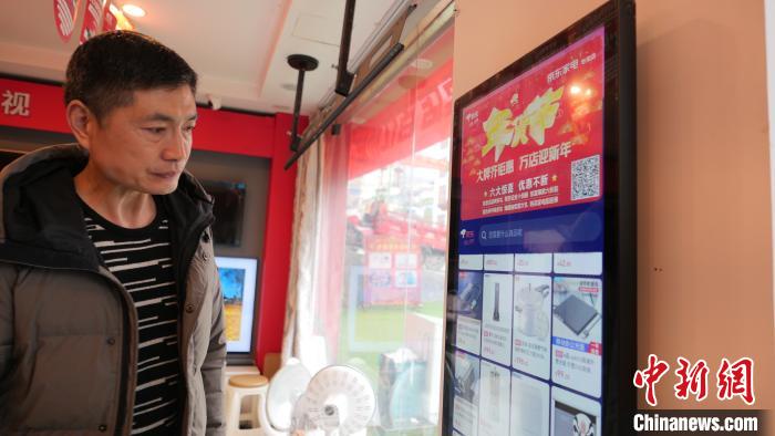 圖為店內(nèi)放置的可在線選購商品的觸摸電子展示屏?！≈x牧 攝