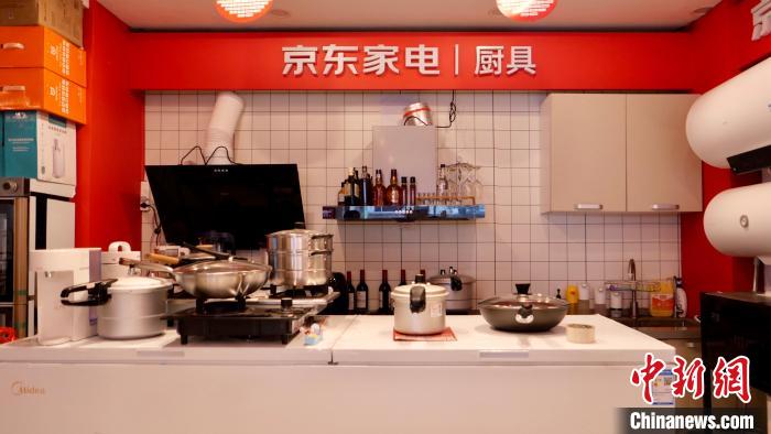 圖為店內(nèi)部分商品展示?！≈x牧 攝