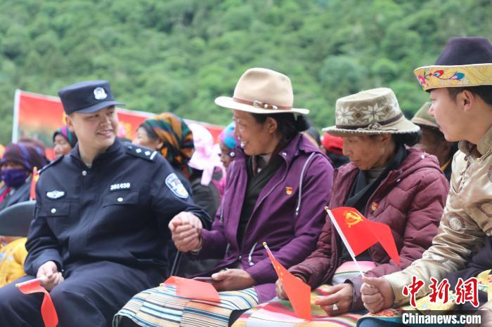 圖為李陽副所長(前排左一)與卓嘎、央宗姐妹共同參加愛國主義教育活動?！〉录?攝