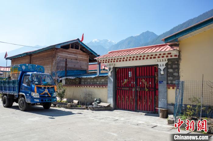圖為林芝下察隅鎮(zhèn)布巴村村民家門口停放著貨運車輛。　江飛波 攝