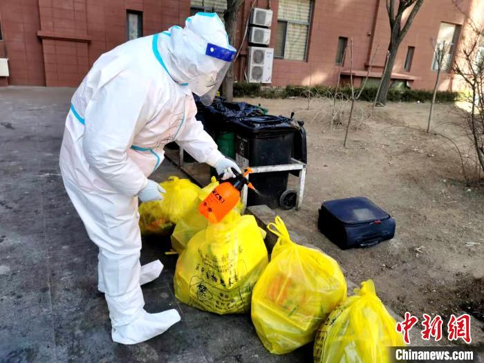 給垃圾做消殺。　鐵西區(qū)委宣傳部 攝