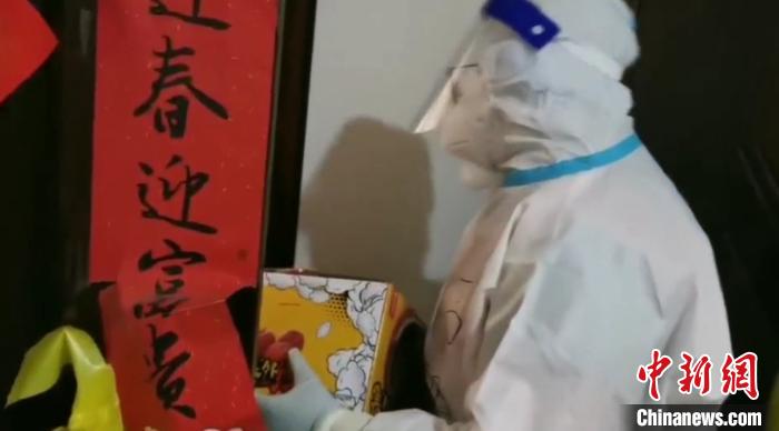 為封閉在家居民送快遞?！¤F西區(qū)委宣傳部 攝