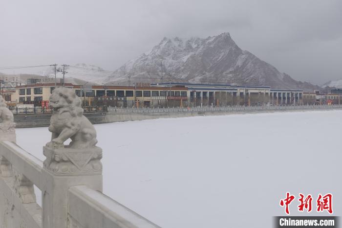 圖為2月5日傍晚時(shí)分的西藏阿里獅泉河鎮(zhèn)雪景?！⊥跏啦?攝