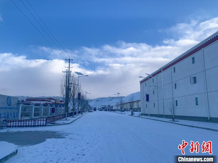 圖為西藏札達(dá)縣街道被積雪覆蓋?！?qiáng)久 攝