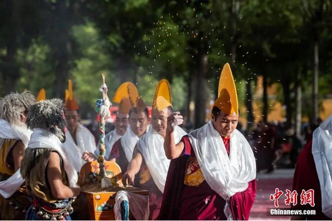 資料圖：扎什倫布寺跳神活動(dòng)結(jié)束后，僧眾依次拋撒“切瑪”盒中的青稞祈福。<a target='_blank' ><p  align=