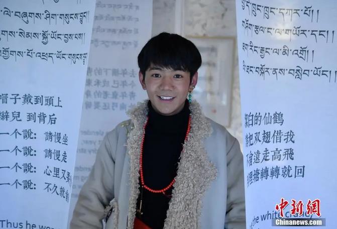 圖為丁真在理塘勒通古鎮(zhèn)倉(cāng)央嘉措微型博物館里留影。<a target='_blank' ><p  align=