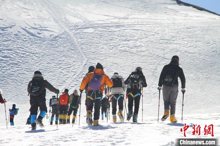圖為2019年，普通民眾在洛堆峰體驗(yàn)登雪山活動。資料圖 趙朗 攝