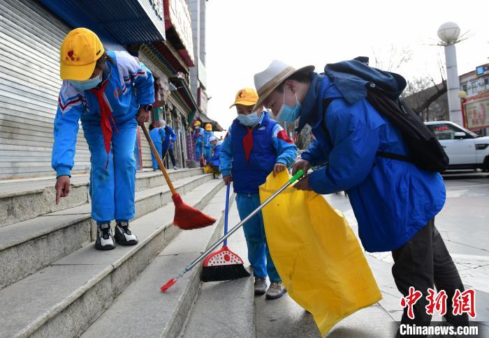 圖為拉薩市小學(xué)生打掃街道?！∝暩聛硭?攝