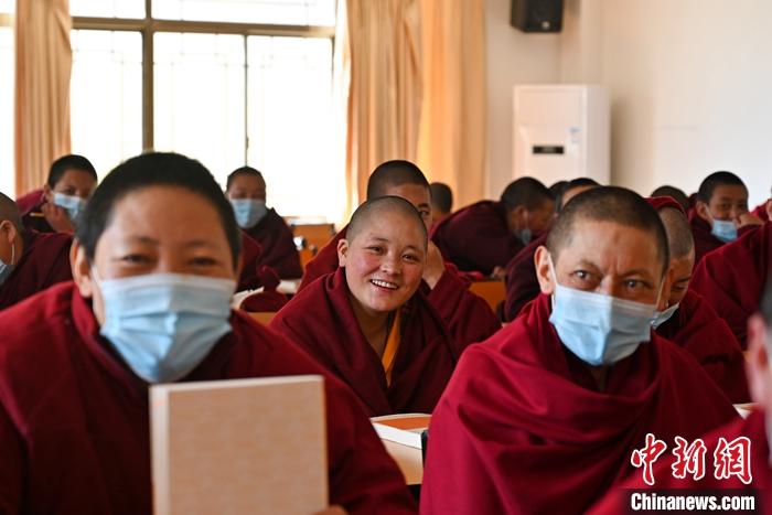 3月23日，記者走進(jìn)位于拉薩的西藏佛學(xué)院，探訪宗教學(xué)府的新學(xué)期。圖為西藏佛學(xué)院尼眾部學(xué)員等待上課。<a target='_blank' ></p><p  align=