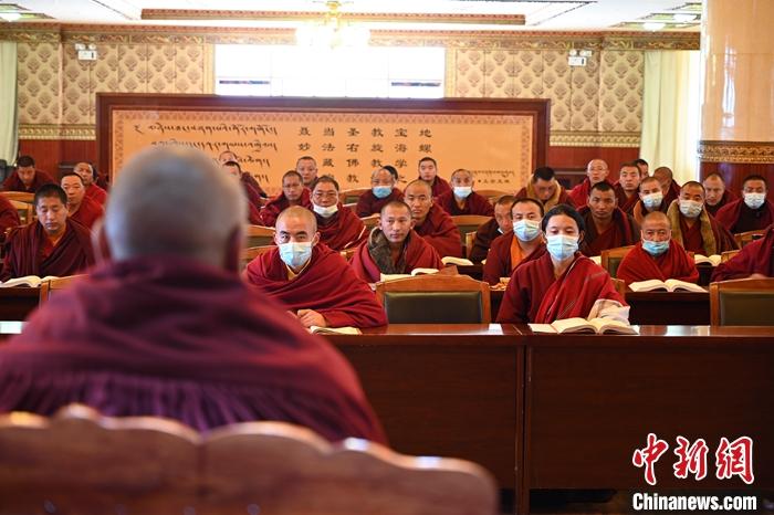 3月23日，記者走進(jìn)位于拉薩的西藏佛學(xué)院，探訪宗教學(xué)府的新學(xué)期。圖為佛學(xué)院學(xué)員正在上課。<a target='_blank' ></p><p  align=
