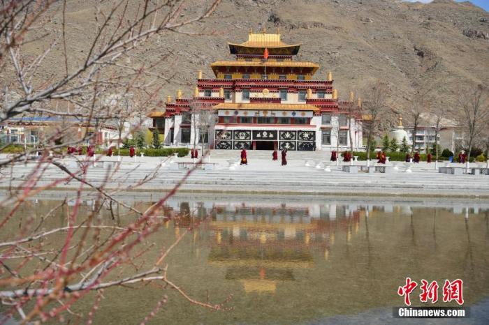 3月23日，西藏佛學(xué)院開學(xué)第二日，<a target='_blank' >中新社</a>記者前往學(xué)院探訪了少年活佛班、尼眾部等，走進(jìn)了他們的課堂。該學(xué)院有來自藏傳佛教格魯派、寧瑪派等各個教派的僧尼，900余人在此學(xué)習(xí)。圖為西藏佛學(xué)院內(nèi)景。<a target='_blank' >中新社</a>發(fā) 貢嘎來松 攝