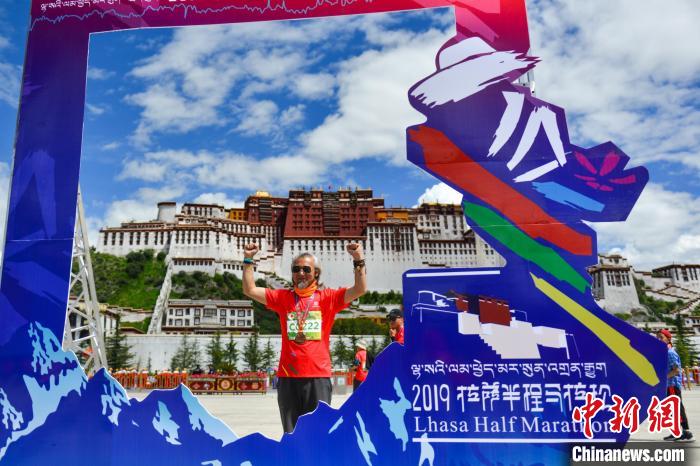 資料圖為2019年8月18日，拉薩舉行半程馬拉松賽?！〗w波 攝