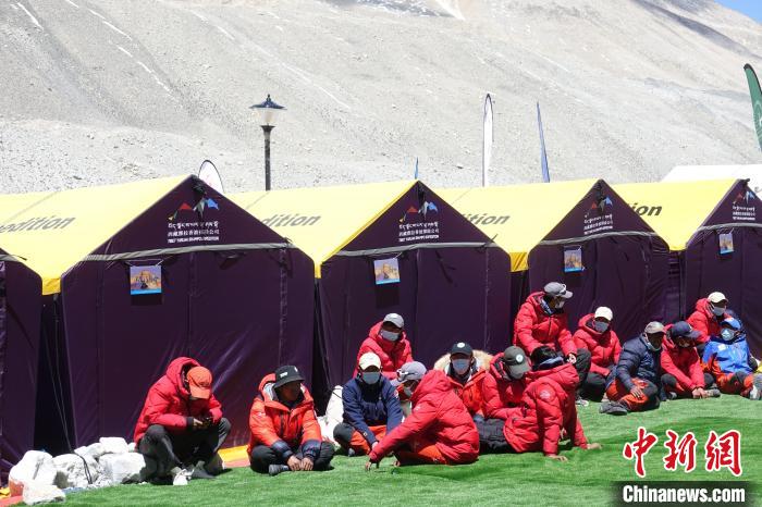 5月9日，登山隊員在珠峰北坡登山大本營歇息?！∪轿木?攝