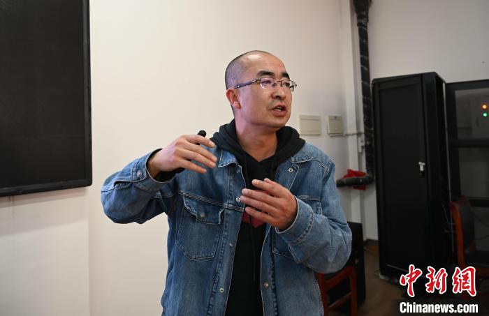 圖為西藏大學(xué)教授寧長(zhǎng)春授課宣講。