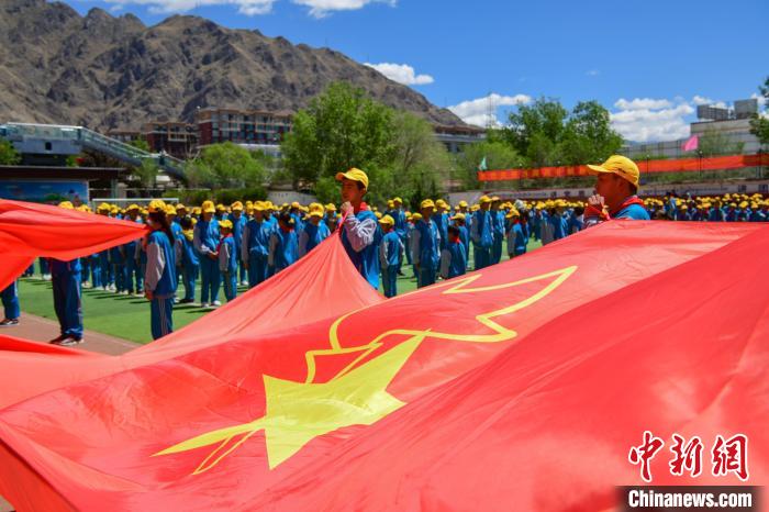 圖為拉薩市堆龍德慶區(qū)堆龍姜昆黃小勇希望小學(xué)學(xué)生在操場入隊儀式。　貢嘎來松 攝