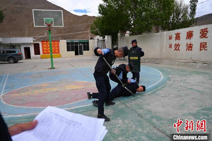圖為移民管理警察進(jìn)行警務(wù)技能考核。　趙朗 攝