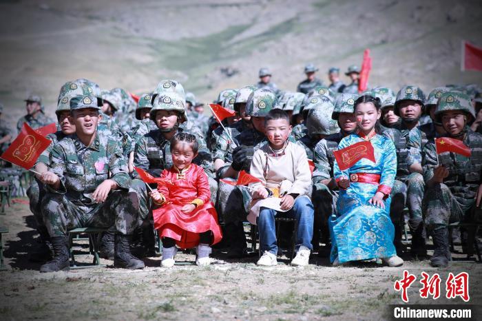 圖為駐地小朋友參加此次活動。　 普布扎西 攝