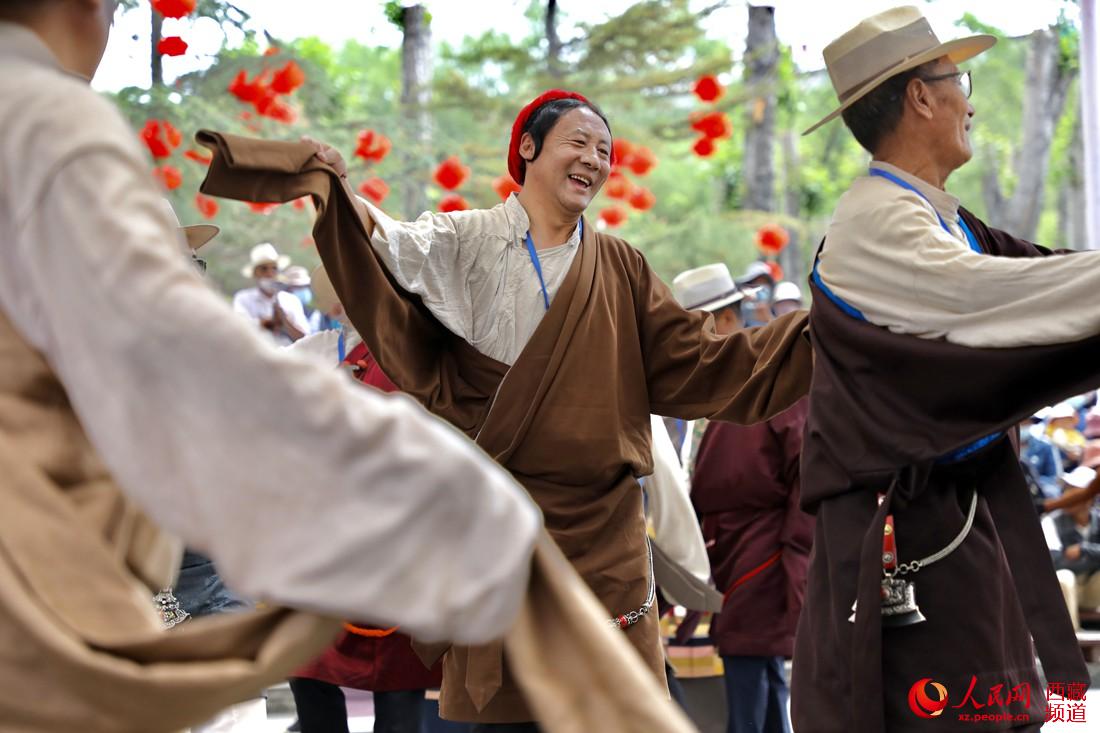 拉薩市民在宗角祿康公園跳鍋莊舞。人民網(wǎng) 次仁羅布攝