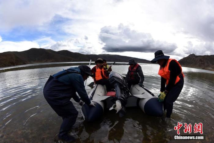 圖為科考隊(duì)員準(zhǔn)備乘快艇前往浪錯(cuò)湖中心開展科考作業(yè)。 <a target='_blank' ><p  align=