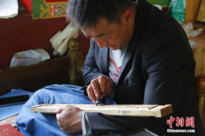 圖為7月14日，普松雕刻技藝傳承人嘎瑪曲扎正在家中進行創(chuàng)作。 <a target='_blank' ><p  align=