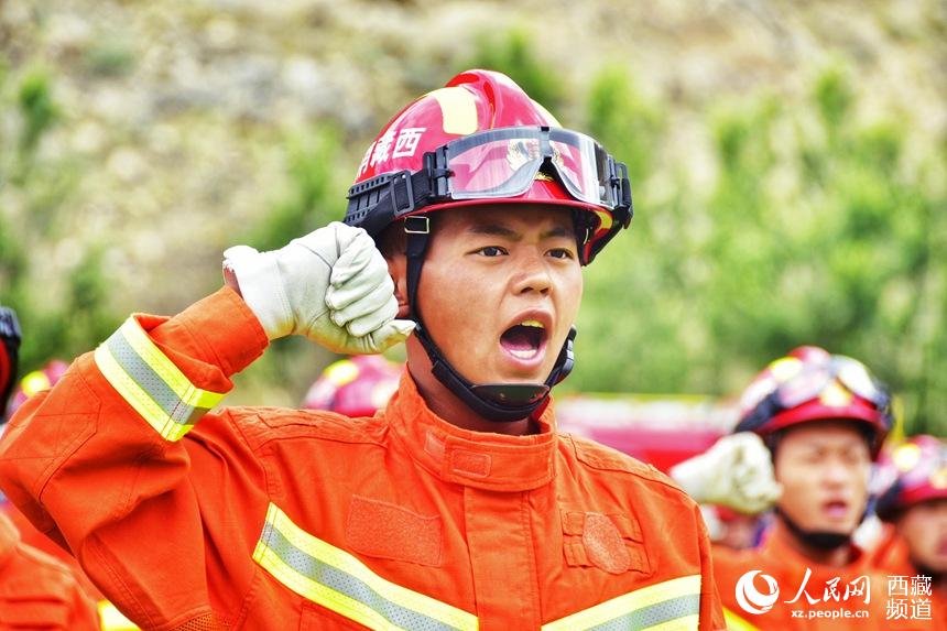 消防指戰(zhàn)員重溫入隊(duì)誓詞。人民網(wǎng) 李海霞 攝
