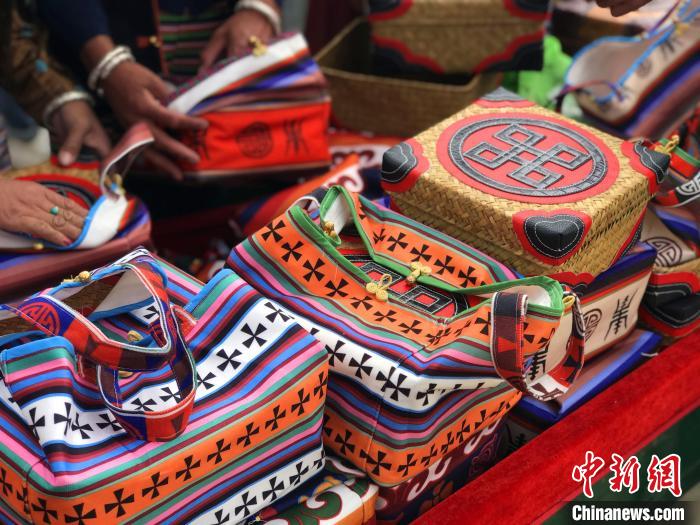 圖為打隆物交會(huì)上售賣的民族手工藝品?！∪轿木?攝