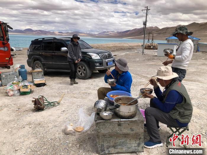 在“世界屋脊”上作業(yè)，中國科考隊員衣、食、住、行有何特色？