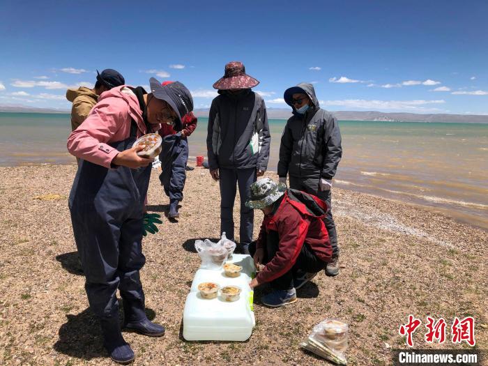 科考隊員在高原湖泊岸邊進(jìn)餐?！?lt;a target='_blank' ><p  align=
