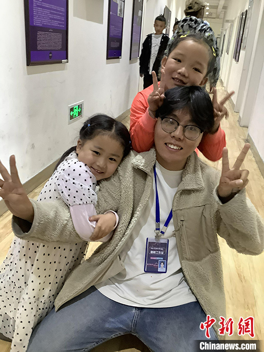 “Z世代”旦真旺加認為，拉薩是一座開放與包容的城市，記憶中的拉薩是彩色的。2021年，旦真旺加從浙江大學漢語言文學專業(yè)畢業(yè)后，他選擇回到拉薩，成為一名漢語文實習助教。圖為8月4日，旦真旺加在課間陪學生玩耍。 <a target='_blank' ><p  align=