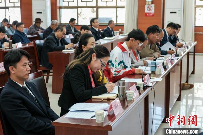 圖為8月10日座談會(huì)現(xiàn)場(chǎng)，左一為歸國(guó)定居藏胞晉美次旦。　江飛波 攝