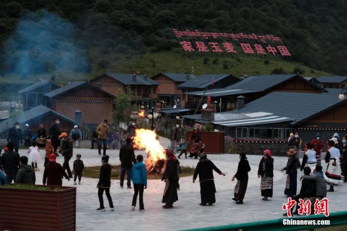 圖為8月5日，玉麥鄉(xiāng)民眾在鄉(xiāng)里跳鍋莊舞，從前的“三人鄉(xiāng)”熱鬧起來了。 <a target='_blank' ></p><p  align=