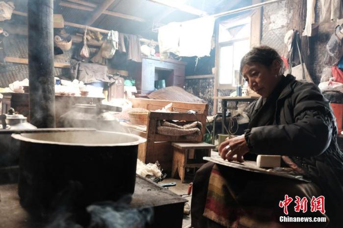 圖為8月6日，60歲的卓嘎在玉麥鄉(xiāng)牧場(chǎng)放牧點(diǎn)制作奶渣。 <a target='_blank' ></p><p  align=