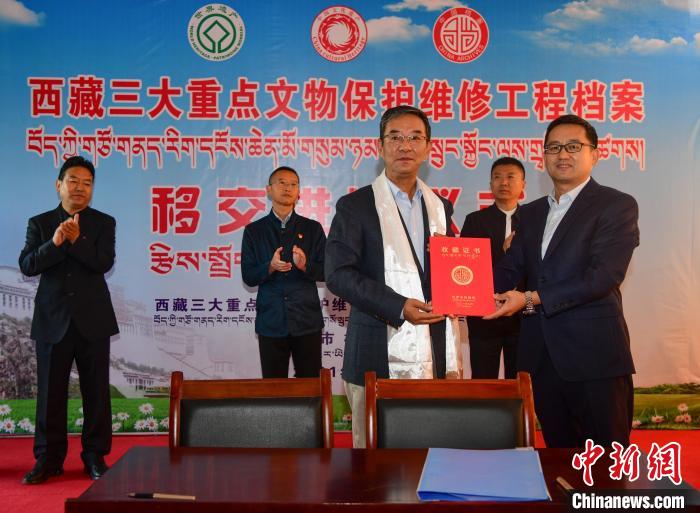 圖為西藏三大重點文物保護(hù)維修工程檔案移交進(jìn)館儀式現(xiàn)場?！∝暩聛硭?攝