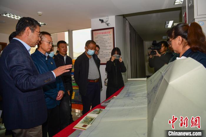 圖為參加西藏三大重點文物保護(hù)維修工程檔案移交進(jìn)館儀式人員參觀布達(dá)拉宮手繪圖紙?！∝暩聛硭?攝