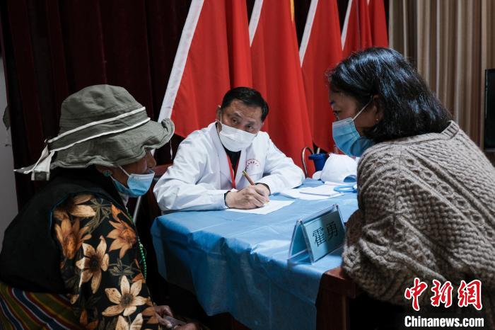 北京大學(xué)第一醫(yī)院教授、主任醫(yī)師霍勇在義診現(xiàn)場接診?！〗w波 攝