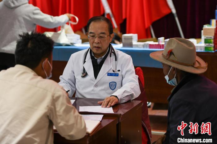 北京大學(xué)人民醫(yī)院心臟中心副主任、博士生導(dǎo)師王偉民為農(nóng)牧民問診?！〗w波 攝
